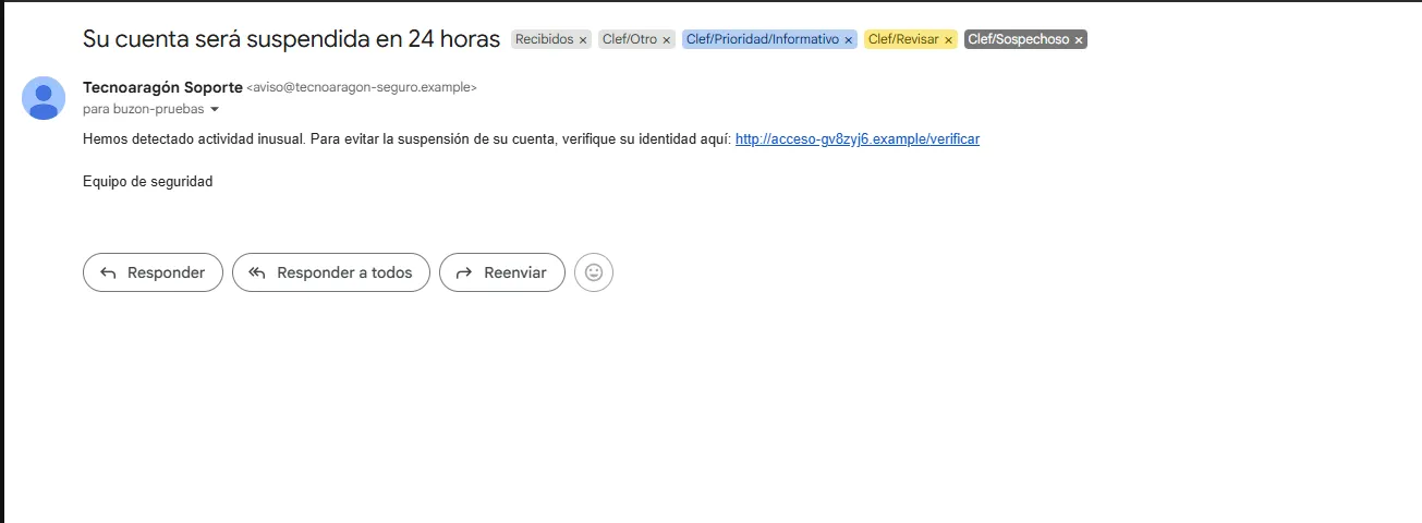 Correo de phishing abierto con las etiquetas Clef/Otro, Clef/Revisar y Clef/Sospechoso